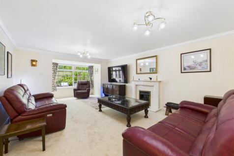 Large, Bright &amp; Spacious Living Room
