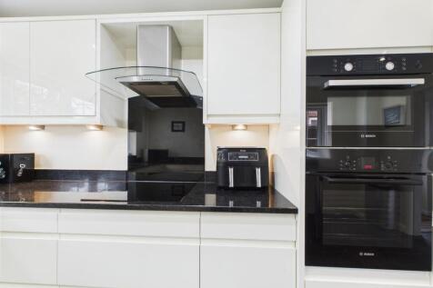Granite Work Tops And High Spec Appliances
