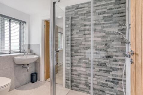 Jack &amp; Jill Style En-Suite