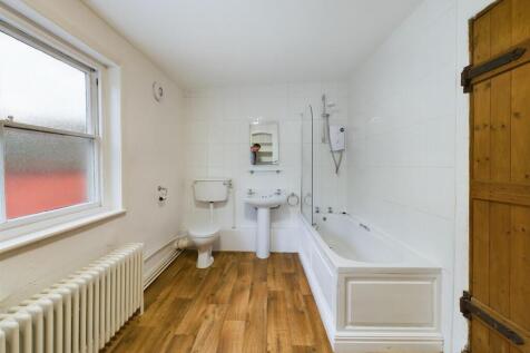 Spacious Bathroom