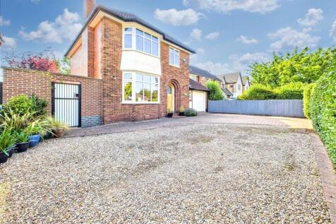 Spacious Front Garden/ Driveway