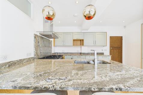 High Specification Kitchen With Granite