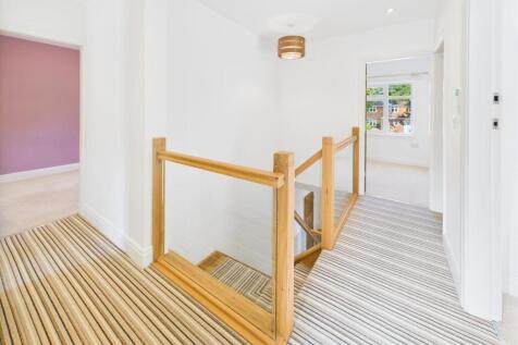 Stunning Staggered Spacious Landing