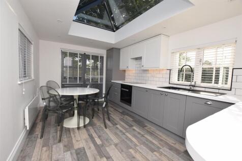 Beautifully Appointed Dining Kitchen