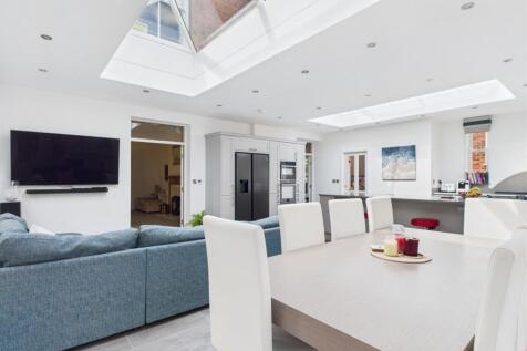 Living Kitchen/Dining Room