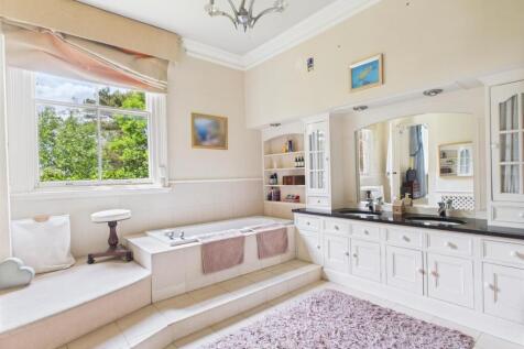 Family Bathroom 1
