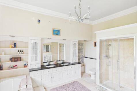 Family Bathroom 2