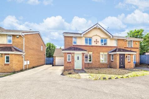 Oakfield Grove Parking With Garage