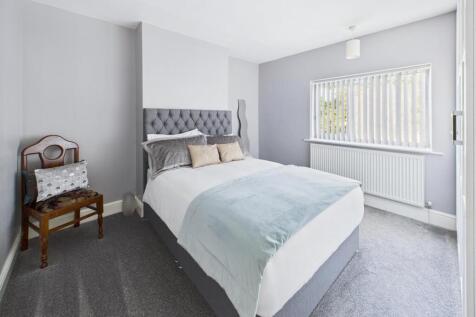 Large Double Bedroom With Storage