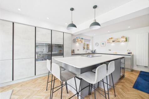 High Specification Fitted Kitchen