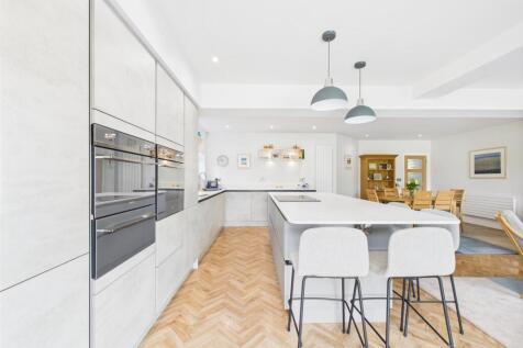 High Specification Fitted Kitchen