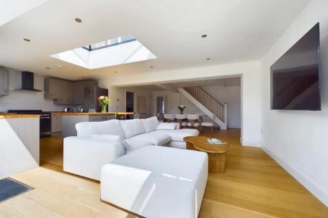 OPEN PLAN LIVING/ KITCHEN/ DINING AREA