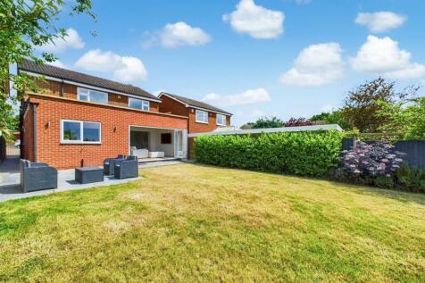 STUNNING REAR GARDEN.jpg