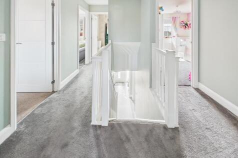 Light &amp; Spacious Landing Area