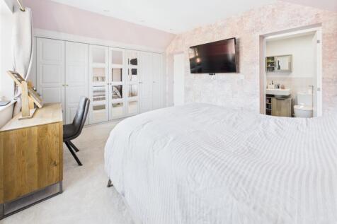 Significant Storage &amp; En-Suite