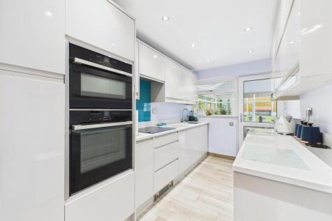 High Specification Fitted Kitchen