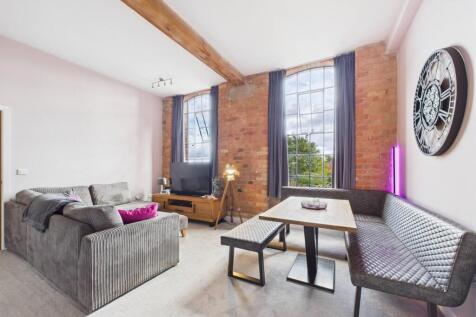 light &amp; Extremely Spacious Living Area