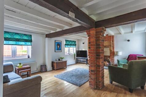 Spacious Sitting Room