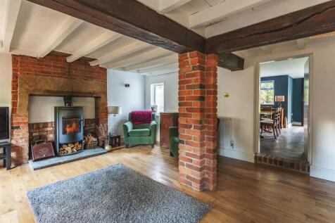 Spacious Sitting Room