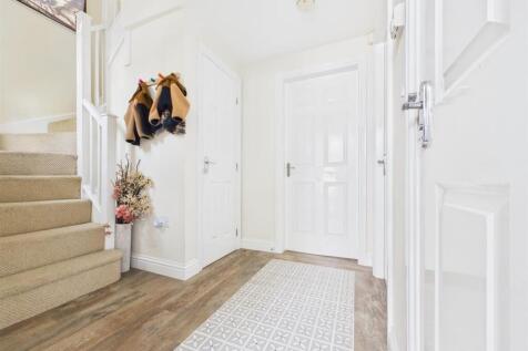Light &amp; Spacious Hallway