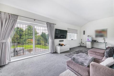 Sitting Room/Spacious Study