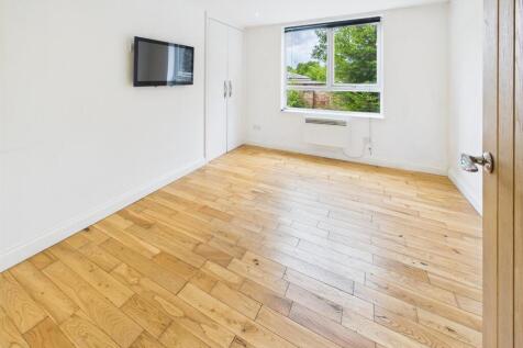 Great Sized Bedroom With Storage