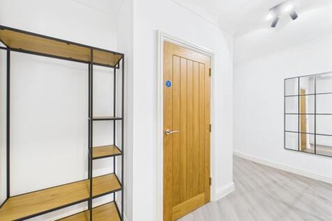 Light &amp; Spacious Hallway