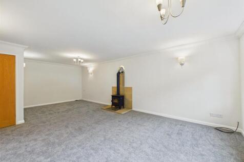 Spacious Lounge/Dining Room