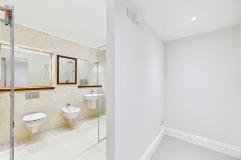 Walk in wardrobe- Bathroom 
