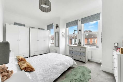 Bedroom 1.jpg