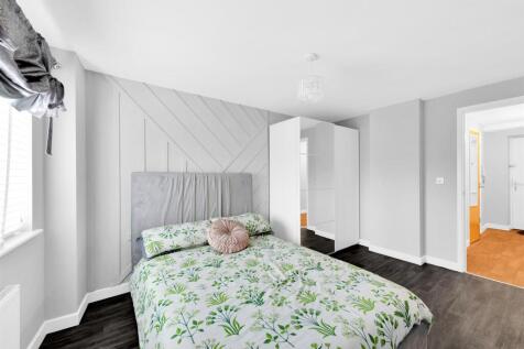 bedroom 1 (2).jpg