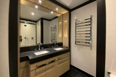 Bathroom  .JPG