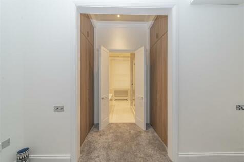 Master Bed En-suite.jpg