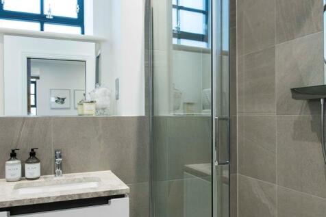 Master Bedroom - En Suite Bathroom.jpg