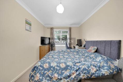 Master Bedroom    .jpg