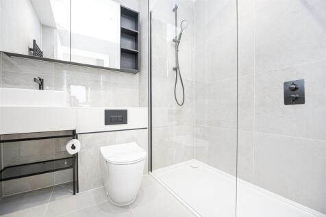 Bedroom One En-suite Bathroom .jpg