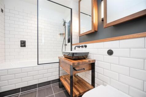 Main Bathroom    .jpg