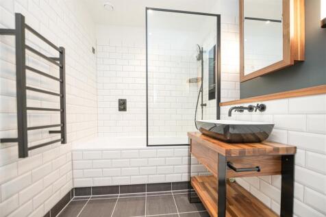 Main Bathroom   .jpg
