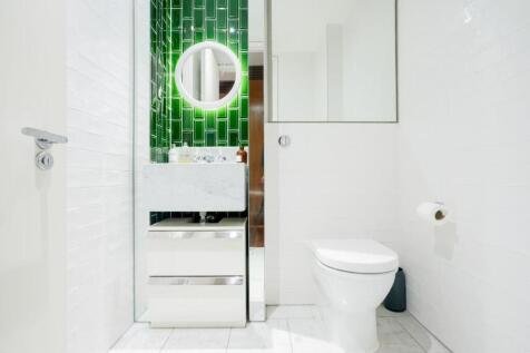 Bathroom      .JPG