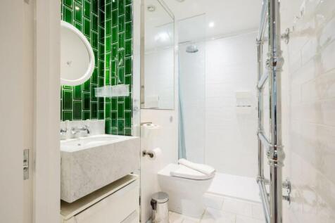 Bathroom              .JPG