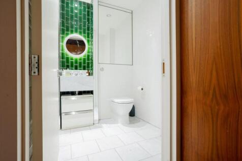 Bathroom           .JPG