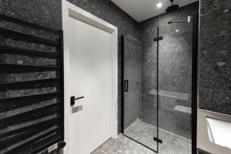 Bathroom 1       .jpg