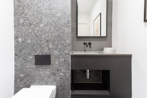 Bathroom 3        .jpg