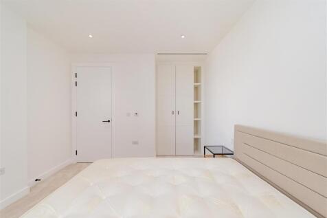 Master Bedroom        .jpg
