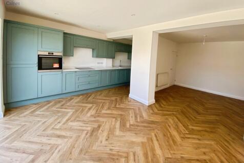 L-shaped kitchen / diner