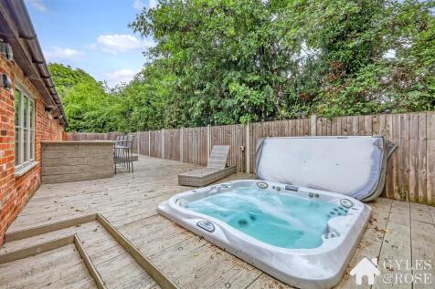 Courtyard with Outdoor Bar and Jacuzzi