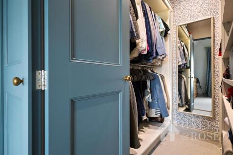 Walk-in wardrobe