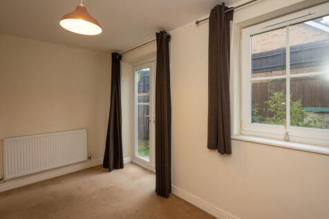 12 Nesfield Rd - ...