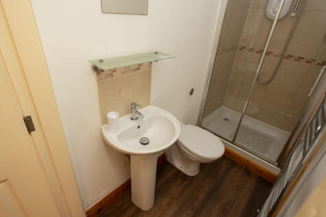 12 Nesfield Rd - ...