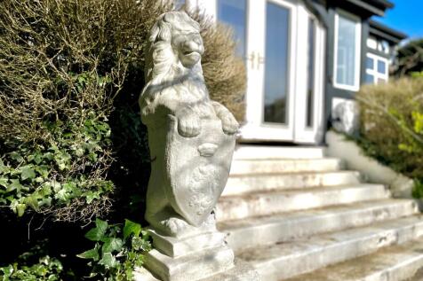 GARDEN LION